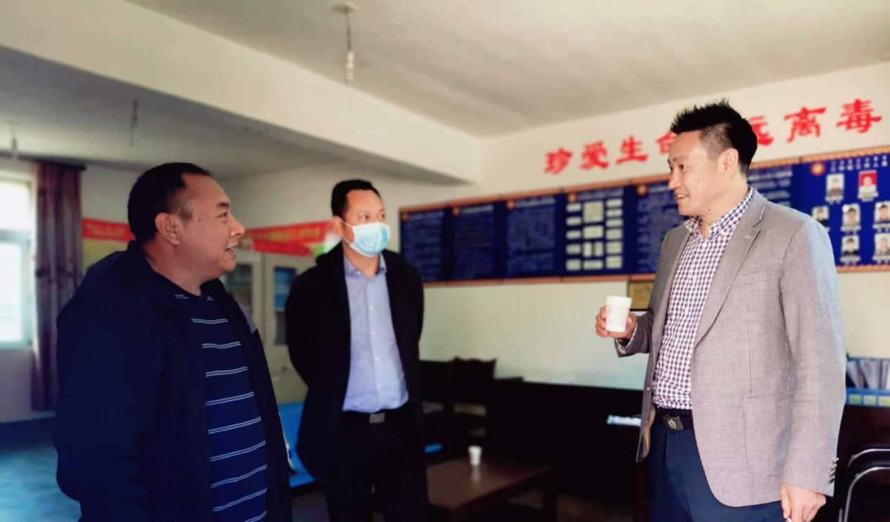 普格县委常委,县政府常务副县长伍果与副县长,县公安局局长邓明华一行
